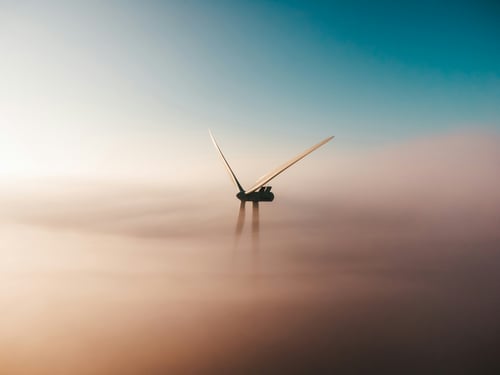 Eolienne_seule_dans_la_brume