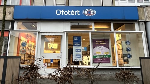 Ofotért üzlet bejárata Gödöllőn, a Dózsa György út 5–7. számnál.