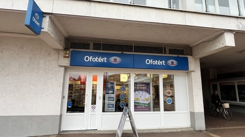 Ofotért üzlet bejárata Szentesen, a Kossuth tér 5. számnál.