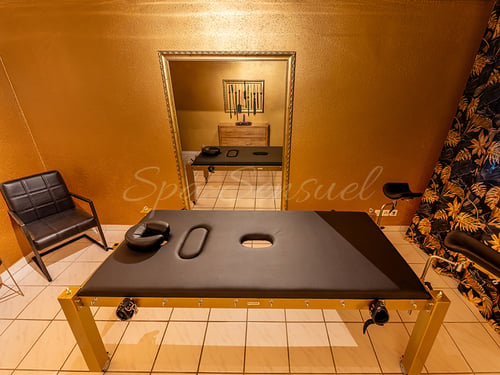 Diskret gestalteter Themenraum mit spezieller Ausstattung für besondere Vorlieben im Bereich Bizarr, BDSM und Fetisch. Professioneller, sicherer Rahmen bei Spa Sensuel.