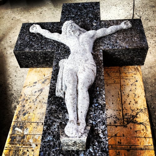Simbolo religioso scolpito in granito Labrador con Cristo in croce