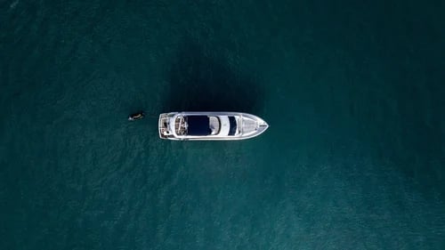 High-angle shot of a boat in the middle of a lake.