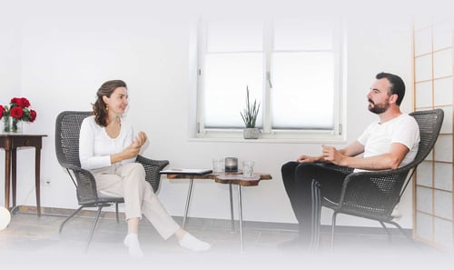 Somatic Experiencing ist ein weltweit anerkanntes Konzept zur Begleitung und Heilung von Traumata, das von Dr. Peter A. Levine entwickelt wurde.  Diese Methode kann dem Nervensystem helfen, blockierte Energien schrittweise zu entladen.