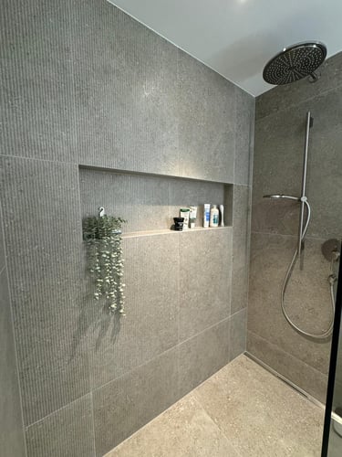 Badezimmer mit Rillenstruktur