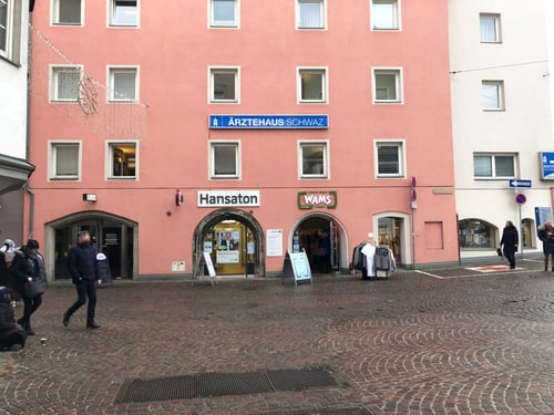 Hansaton Hörkompetenz-Zentrum Andreas-Hofer-Straße 3, Schwaz von der gegenüberliegenden Straßenseite kommend