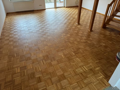 Frisch geschliffenes und geöltes Mosaikparkett aus Eiche mit matter Oberfläche und gleichmäßigem Würfelmuster
