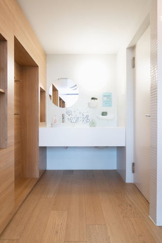 Espace sanitaire de la clinique Ardentis Ecublens EPFL, entretenu avec soin pour garantir hygiène, confort et bien-être aux patients.