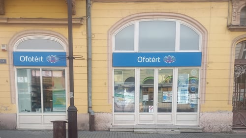 Ofotért üzlet homlokzata Kaposváron, a Fő utca 8. számnál.