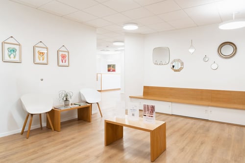 La salle d'attente de la clinique dentaire Ardentis Yverdon offre un environnement moderne, lumineux et confortable pour accueillir les patients en toute sérénité.