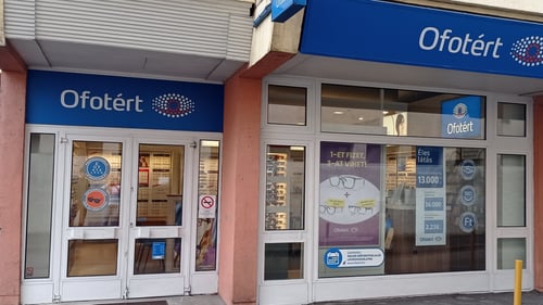 Ofotért üzlet bejárata Egerben, a Tárkányi Béla utca 2–4. számnál.