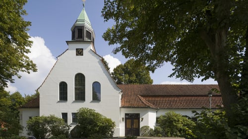 Ein weiß verputztes Kirchengebäude