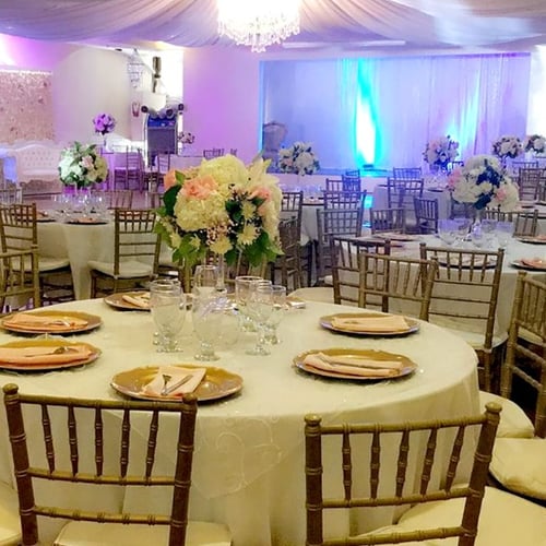 AC Fiesta Banquet Halls - Salon de fiesta decorado en blanco