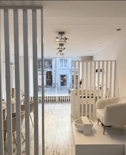 Innenansicht von Beauty by Ingrid – moderner Beauty Salon mit separaten Behandlungsbereichen für Nagelpflege, Gelnägel und Maniküre. Ruhige Atmosphäre für hochwertige Beauty Anwendungen.