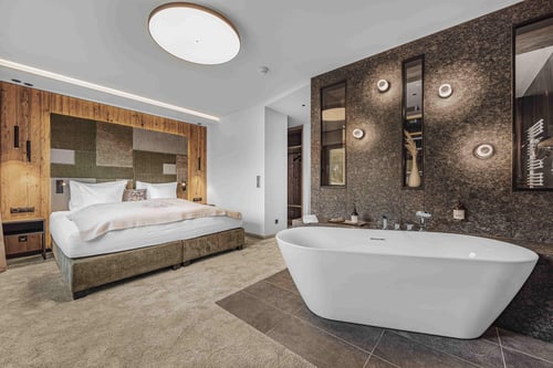 Badewanne im Zimmer eines Luxuschalets im Hotel Riml