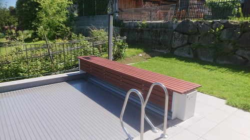 Oberflur Schwimmbadrollladen mit Sitzbank