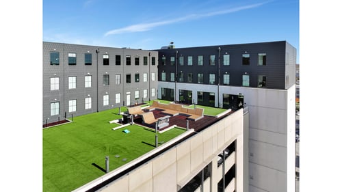 The rooftop of a building with a patio and lawn at Parkhaus Apartments, Nebraska