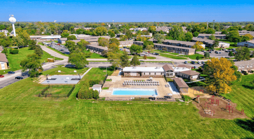 Lush Green Landscape at Acclaim at Hinsdale Lake, Willowbrook