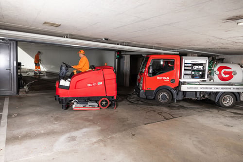 Tiefgaragenreinigung, inklusive Reinigung von Rinnen und Schächten
