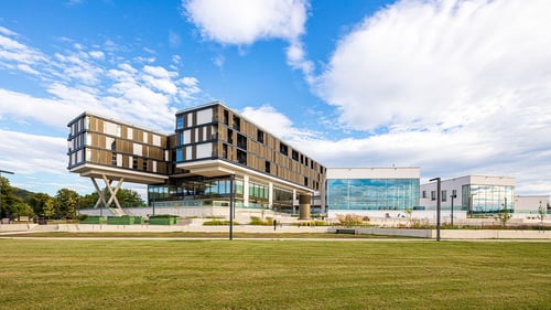 Außenaufnahme des Gesundheitszentrums Resilienzpark Sitzenberg
(© Architekturfotografie: www.markus-kaiser.at)