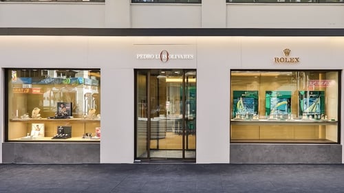 Durante los últimos 50 años, los escaparates y exposiciones de relojes en Pedro Luis Olivares Joyero han presentado piezas de las joyas y marcas de relojes más famosas del mundo, siendo además distribuidor oficial ROLEX, TUDOR Watch, Omega, TAG Heuer, Breitling, Longines, Hamilton, Mattioli Jewerly…. en exclusiva en toda la Región de Murcia.