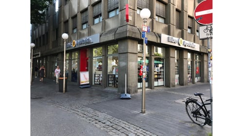 Aussenansicht der Biber-Apotheke am Friedensplatz