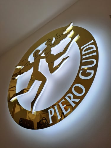 Genève enseigne fabriquant d'enseigne lumineuse à Genève, enseigne intérieure gold poli miroir, sous face acrylique plexiglas diffusant éclairage LED blanc froid 5000K. Enseigne pour boutique de luxe , salon de beauté salon de coiffure, onglerie.
