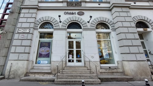 Ofotért üzlet homlokzata Budapesten, a Bajcsy-Zsilinszky út 16. számnál.