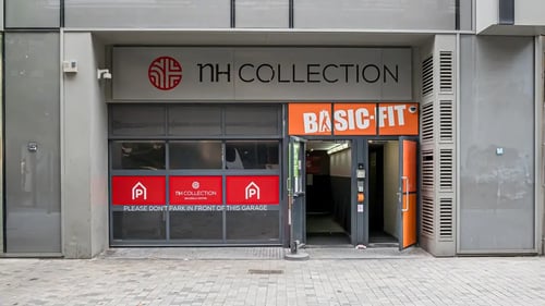 Basic-Fit Brussels Rue Neuve 24/7 - front club outside