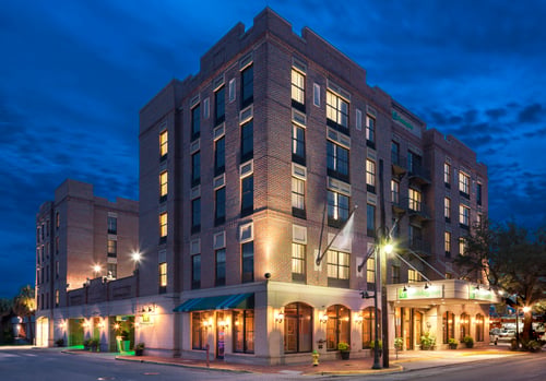 Welcome to the Holiday Inn Savannah Historic District.