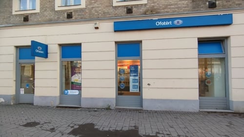 Ofotért üzlet bejárata és kirakata Hatvanban, a Kossuth téren.