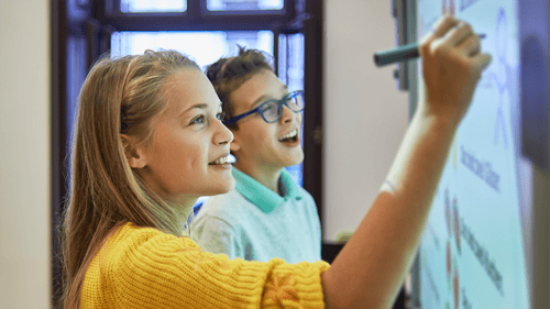 Zwei Schüler lösen bei fit4school Basel | Die Nachhilfeprofis an einer digitalen Tafel eine Mathe-Aufgabe.