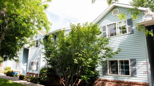 Building exterior at Wingsong Manor Apartments in Portland, OR 97215