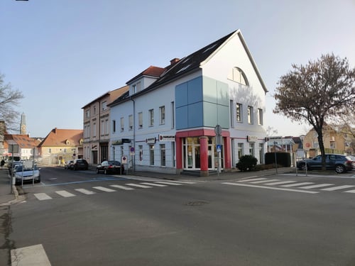 Hansaton Hörkompetenz-Zentrum Bismarckstraße 9, Feldbach von der gegenüberliegenden Straßenseite kommend