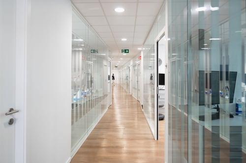 Les espaces de la clinique dentaire Ardentis Lausanne Maupas allient modernité, luminosité et confort pour accueillir les patients.