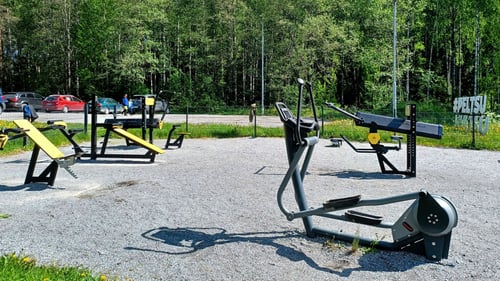 Peltolammin uimarannan ulkokuntosalin laitteet.