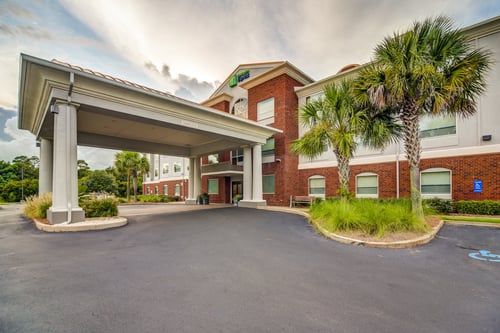Welcome to the Holiday Inn Express & Suites Foley N Gulf Shores