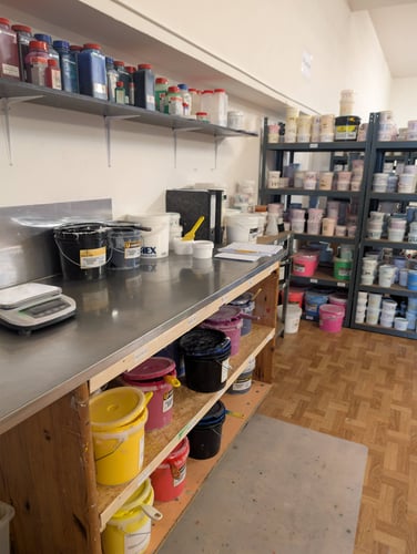 Arbeitsplatz zum Anmischen von PANTONE-Farben mit Feinwaage