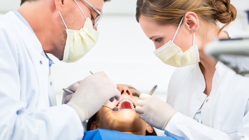 Dental Familiar - Odontologos atendiendo a una señora