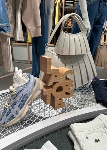 Close Up - Store