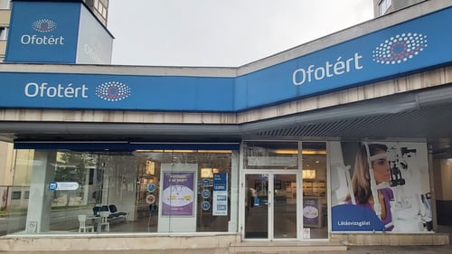 Ofotért üzlet homlokzata Miskolcon, a Corvin utcán, saroképület kék cégtáblával és üvegportálokkal.