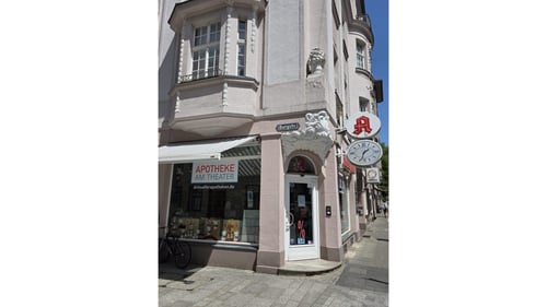 Aussenansicht der Apotheke am Theater
