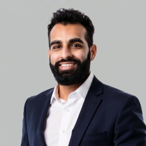 Headshot of Naafe Hakeem, a wealth advisor at Chase