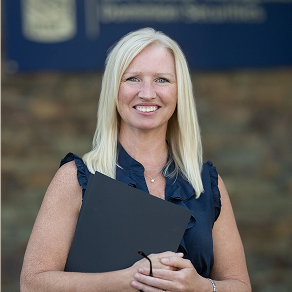 Headshot of Una Shipman.