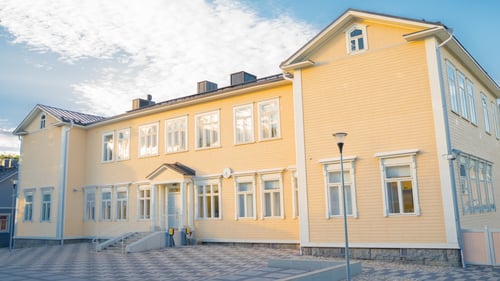 Hyhkyn koulutalo.