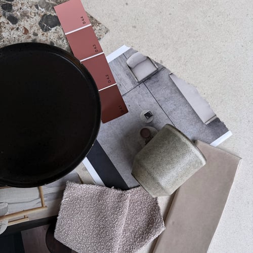 Interior Design Moodboard mit Materialien, Stoffen und Farbmuster für ein Raumkonzept. Materialauswahl und Designprozess im Studio von Maléah Interior Design in der Schweiz.