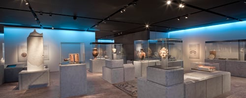 Dekorative Gestaltung der Sockel in einem Museum