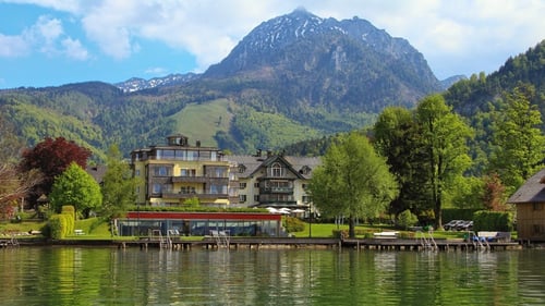 Hotel in Strobl Wolfgangsee
Brandauers Villen****
„Ankommen. Abschalten. Balance finden.“

See, Berge und ein Hotel zum Wohlfühlen: Das sind die drei besten Zutaten für einen unvergesslichen Urlaub am Wolfgangsee im Salzkammergut.

Im Vier Sterne Seehotel Brandauers Villen in Strobl werden alle Wünsche erfüllt. Von früh bis spät begleitet unsere Gäste der faszinierende Ausblick auf den glasklaren Wolfgangsee.

Moderne, helle Zimmer, hochwertige Kulinarik, exklusiver Seezugang und die optimale Lage zwischen Salzburg und Bad Ischl machen unser Seehotel zu einer Top-Location für Paare, Freunde und Familien.