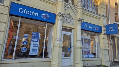 Ofotért üzlet homlokzata Kecskeméten, az Arany János utcában.