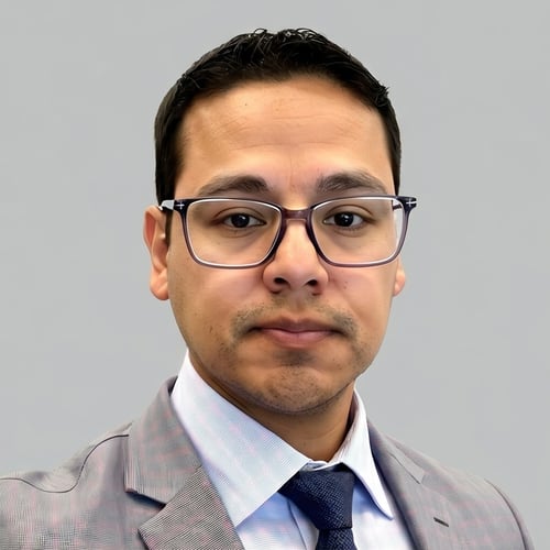Headshot of Gabriel Pena, a wealth advisor at Chase