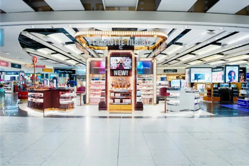 Charlotte Tilbury at Terminaux d'aéroport - Qatar